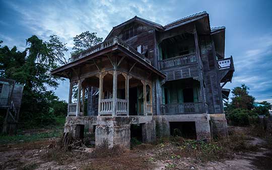creepy abandoned horror home for Airbnb