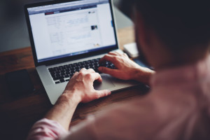 independent-contractor-agreement-worker-on-laptop