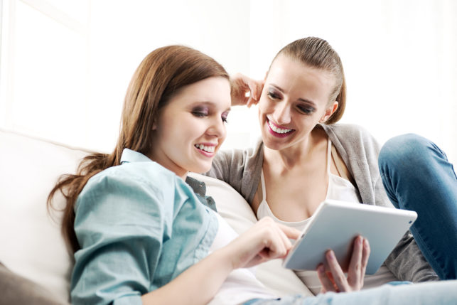 girls discuss cohabitation agreements