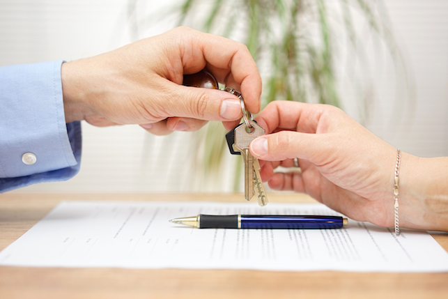 handing-over-keys-to-short-term-renters