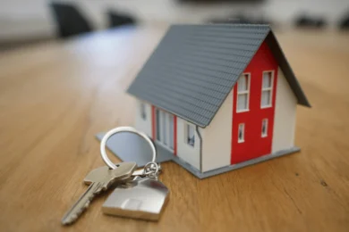 Image of house and keys on a desk