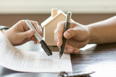 landlord signing a contract with a tenant